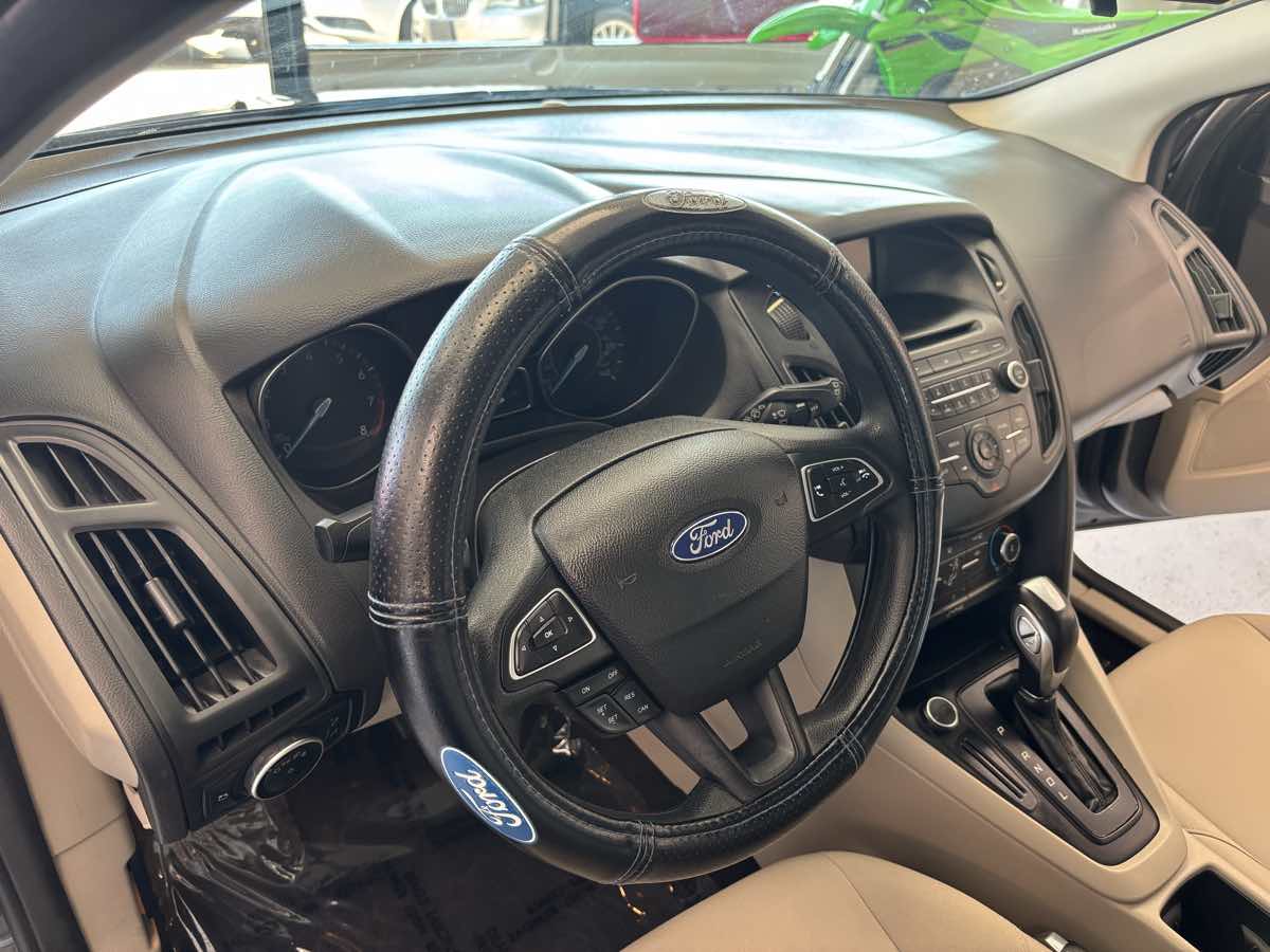 2016 Ford Focus SE photo 13