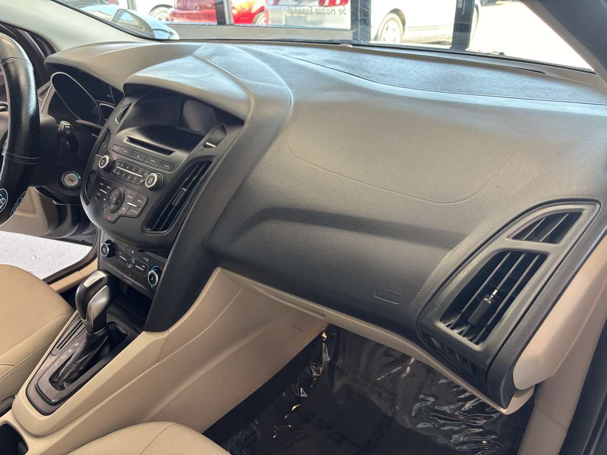 2016 Ford Focus SE photo 14