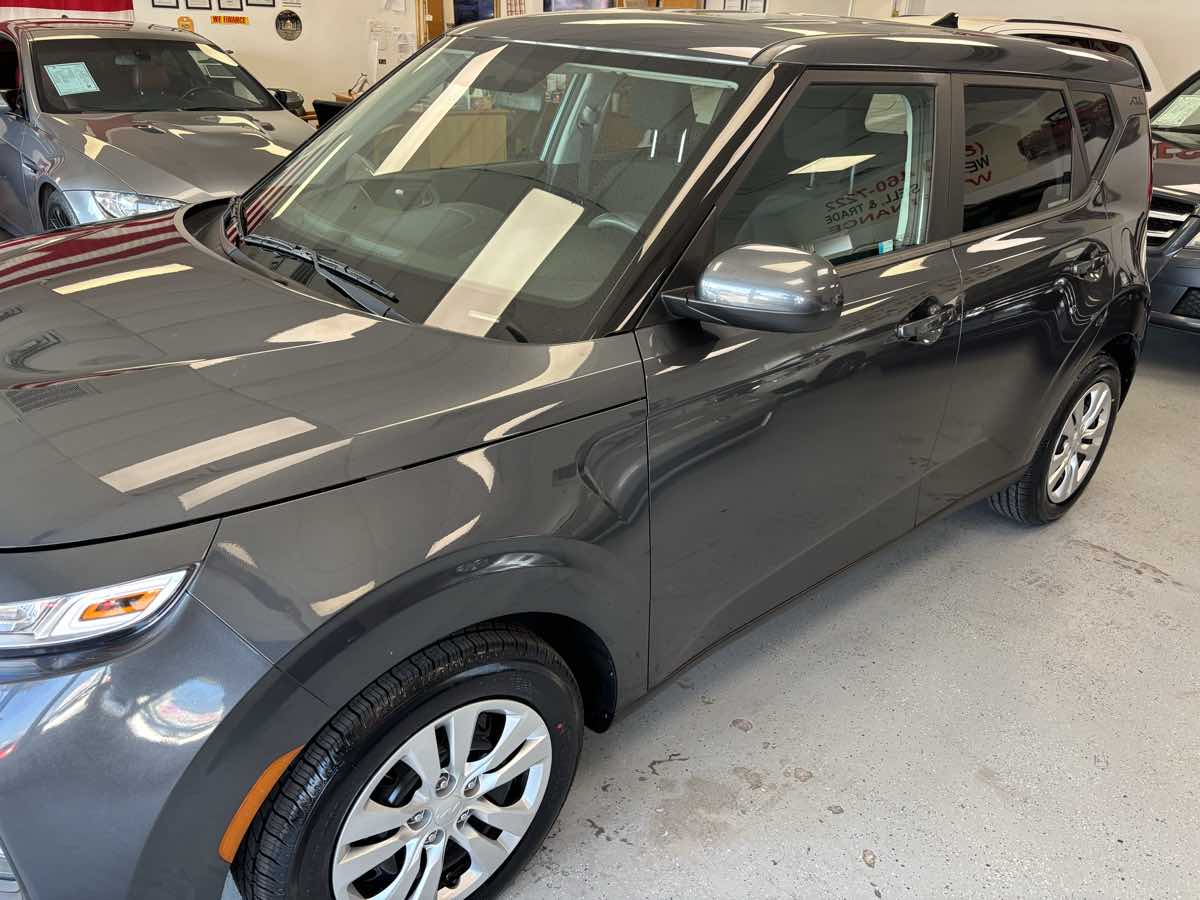 2022 Kia Soul LX - Photo 2