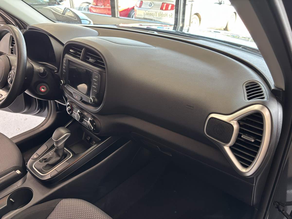 2022 Kia Soul LX - Photo 11
