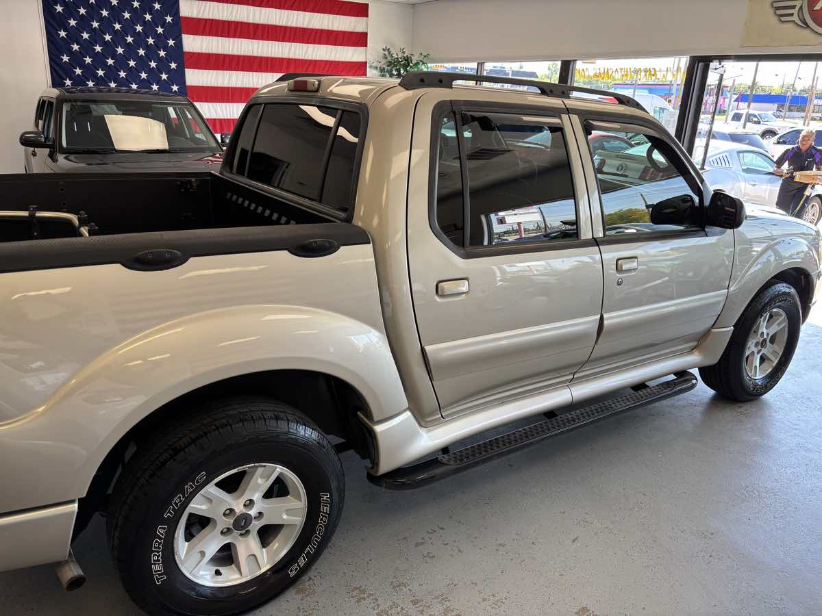 2005 Ford Explorer Sport Trac XLS photo 11