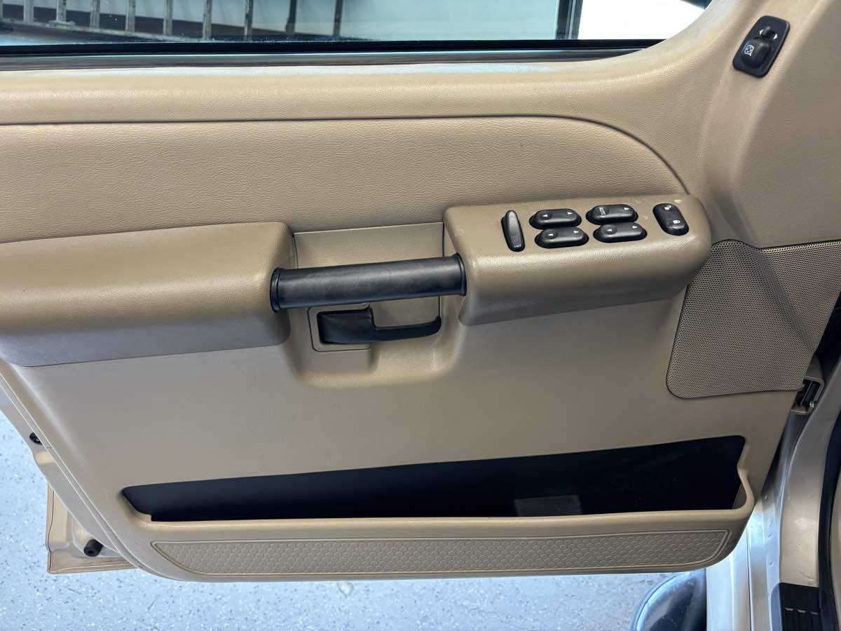 2005 Ford Explorer Sport Trac XLS photo 17