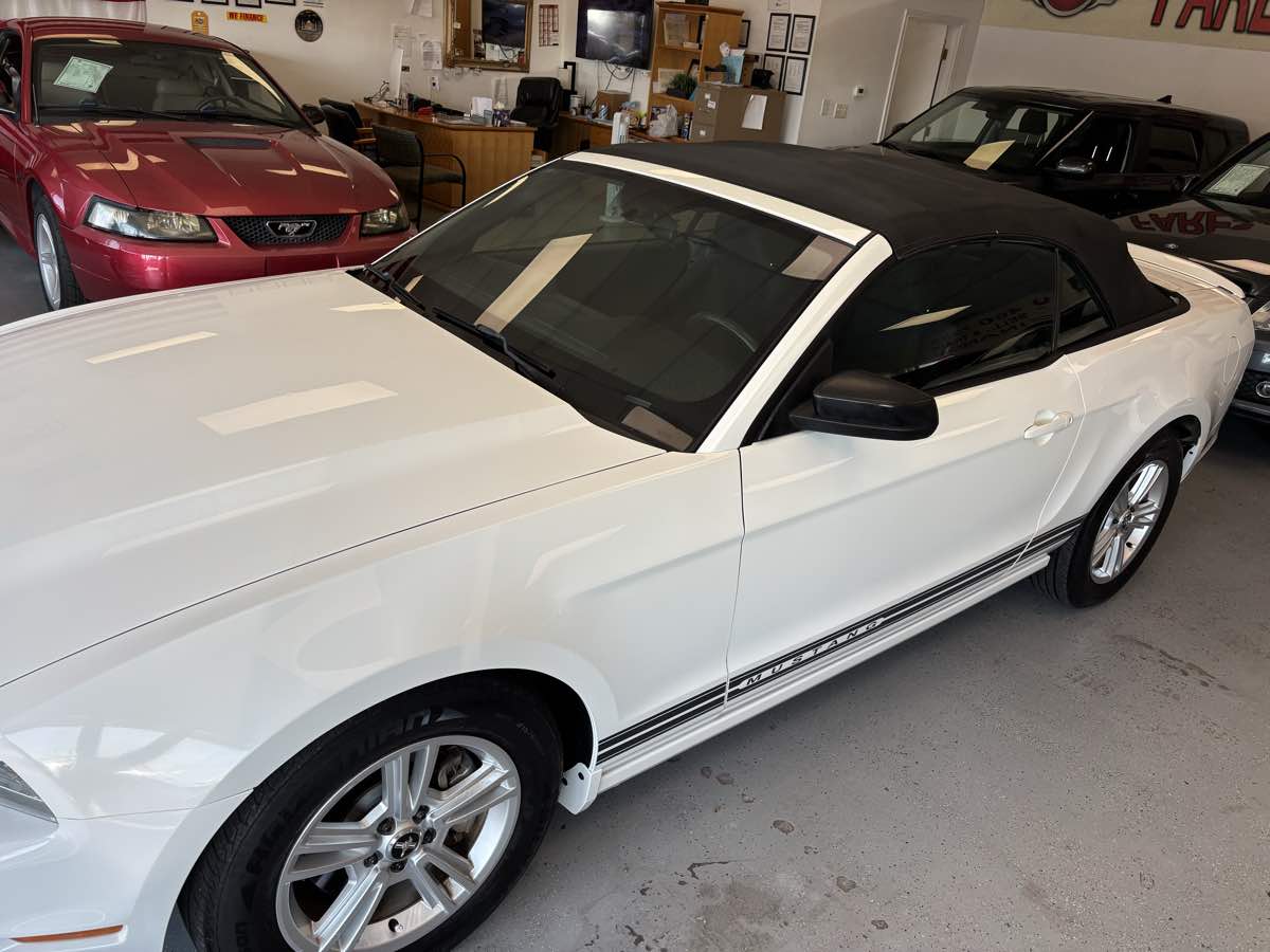 2013 Ford Mustang V6 Convertible photo 4