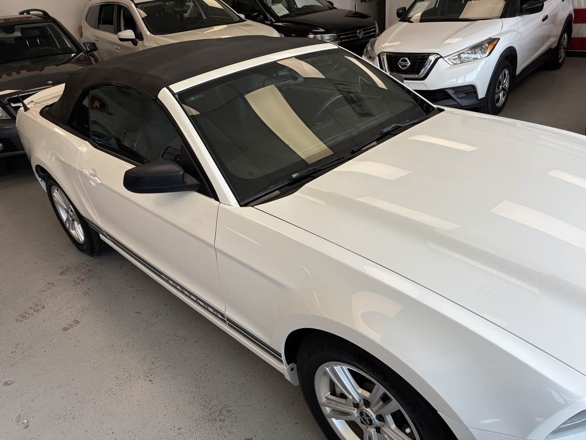 2013 Ford Mustang V6 Convertible photo 3