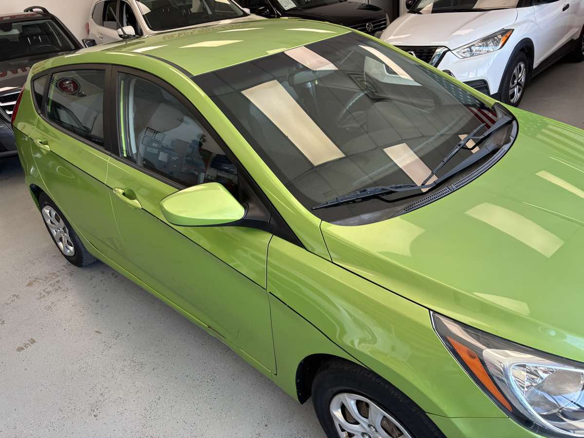 2012 Hyundai Accent GS photo 3