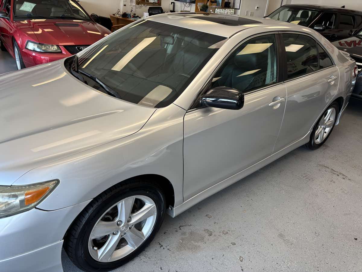 2011 Toyota Camry SE photo 2