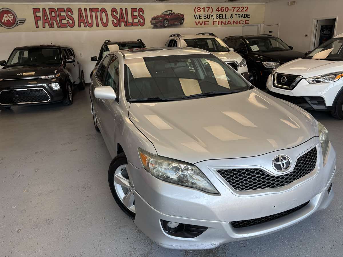 2011 Toyota Camry SE photo 3