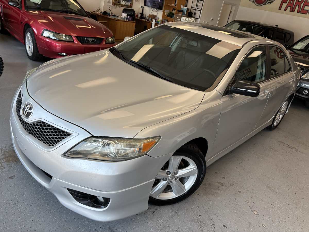 2011 Toyota Camry SE photo 4
