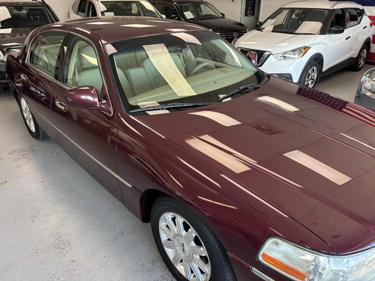 2007 Lincoln Town Car Signature Limited photo 2