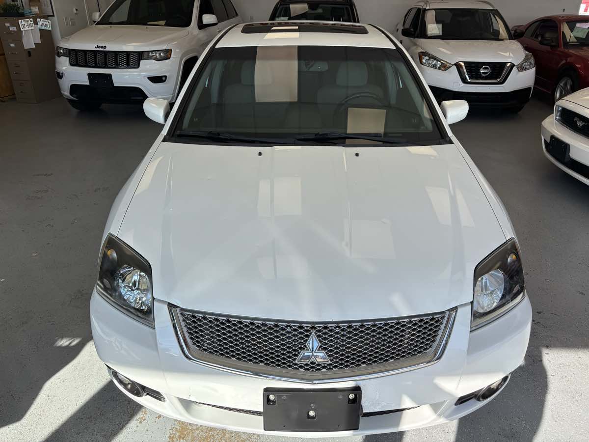 2011 Mitsubishi Galant SE photo 2