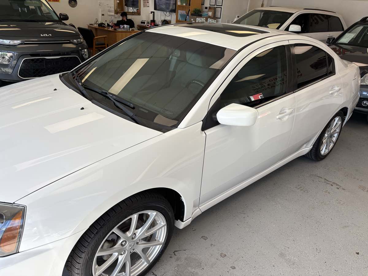 2011 Mitsubishi Galant SE photo 3