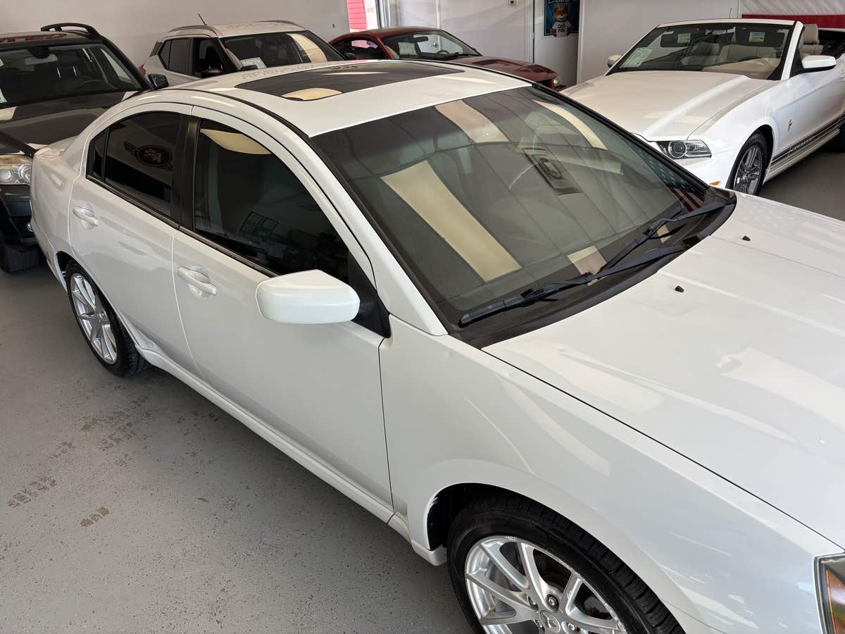 2011 Mitsubishi Galant SE photo 4