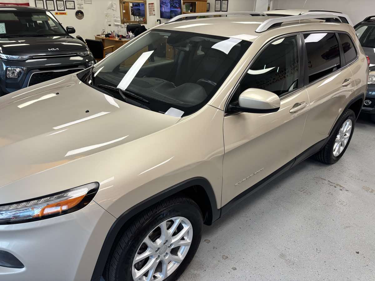 2015 Jeep Cherokee Latitude photo 2