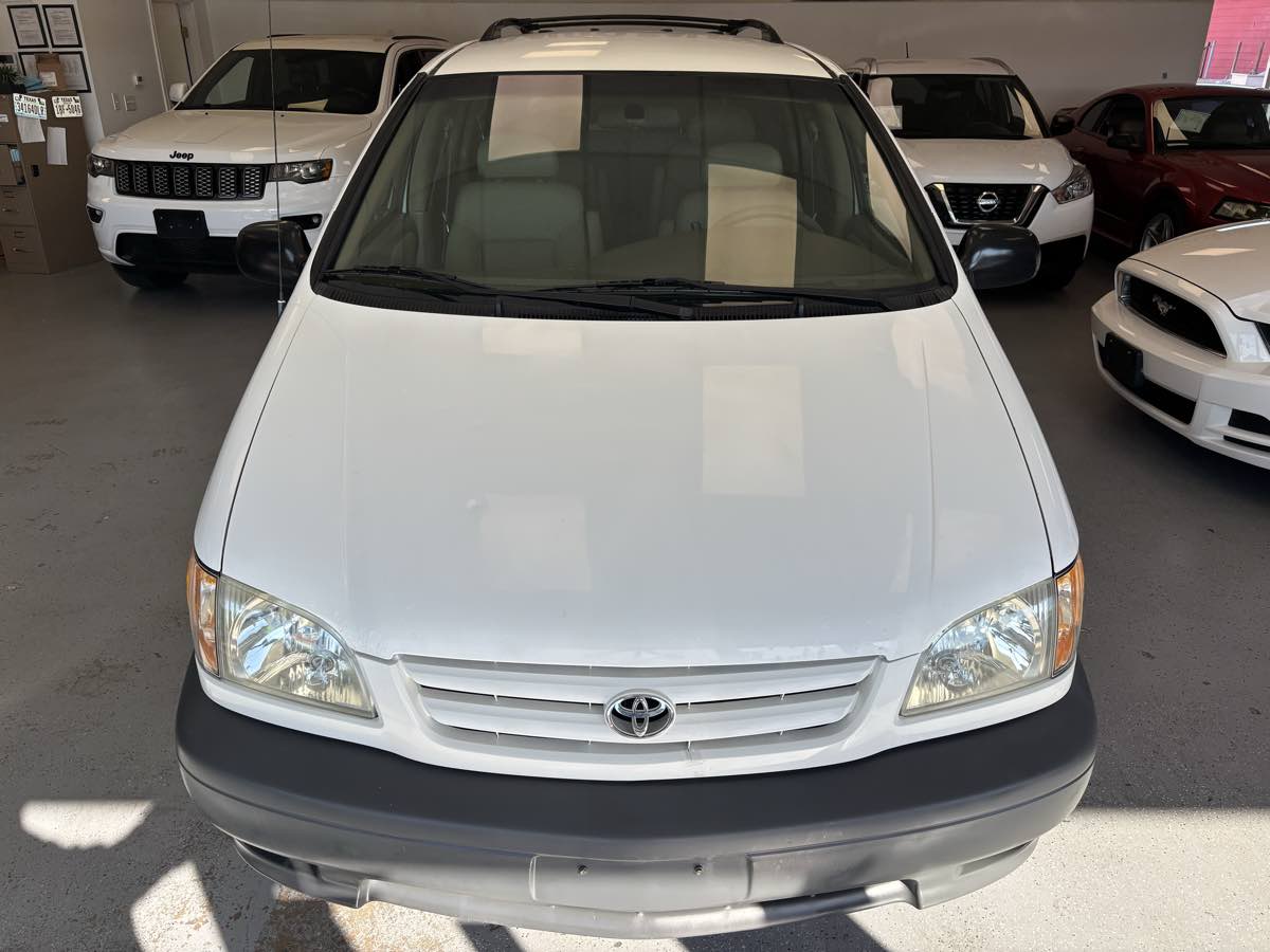 2003 Toyota Sienna CE photo 2