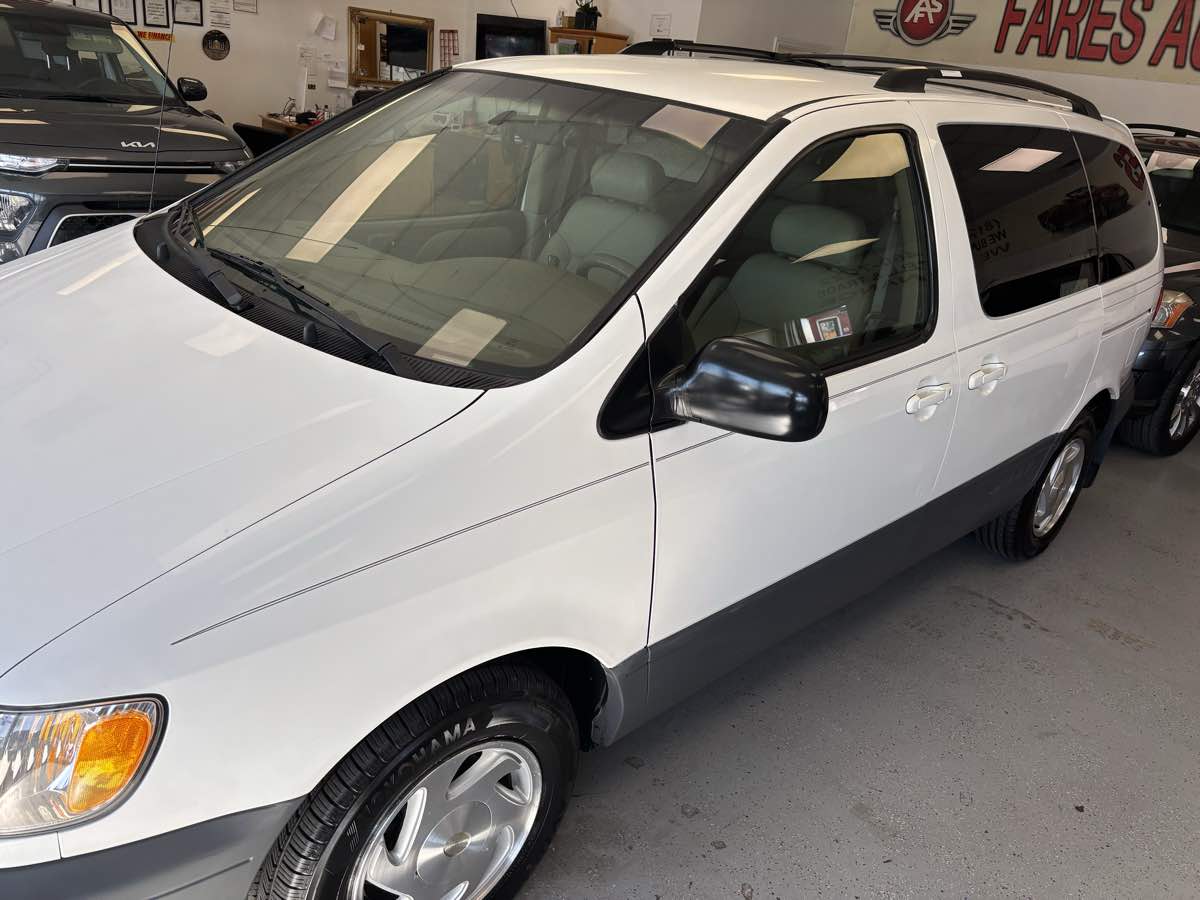 2003 Toyota Sienna CE photo 3