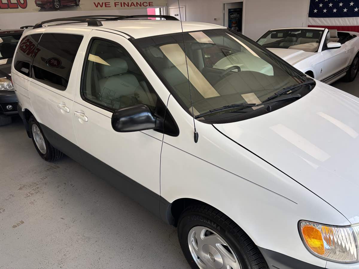 2003 Toyota Sienna CE photo 4