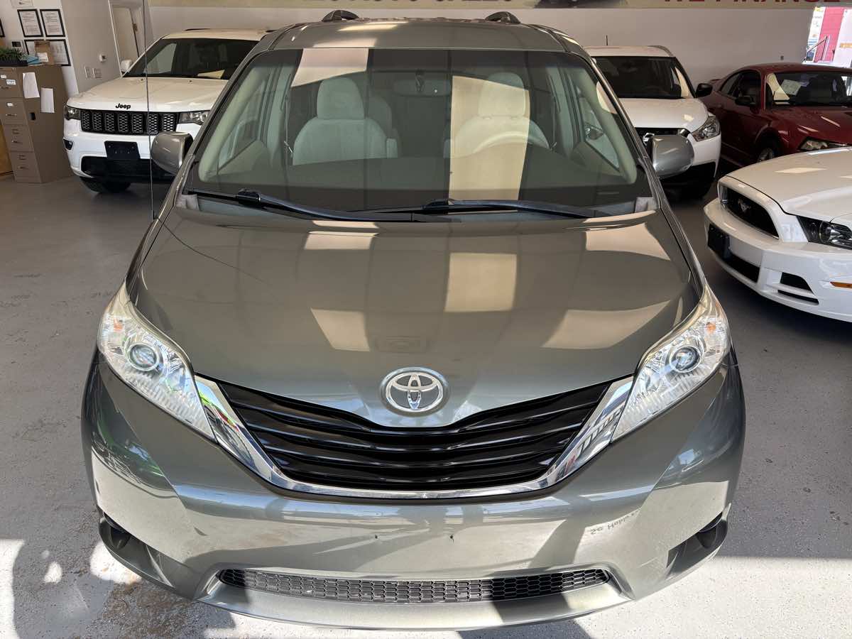 2013 Toyota Sienna LE photo 2