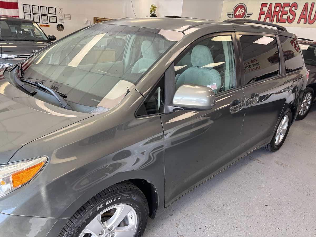 2013 Toyota Sienna LE photo 3