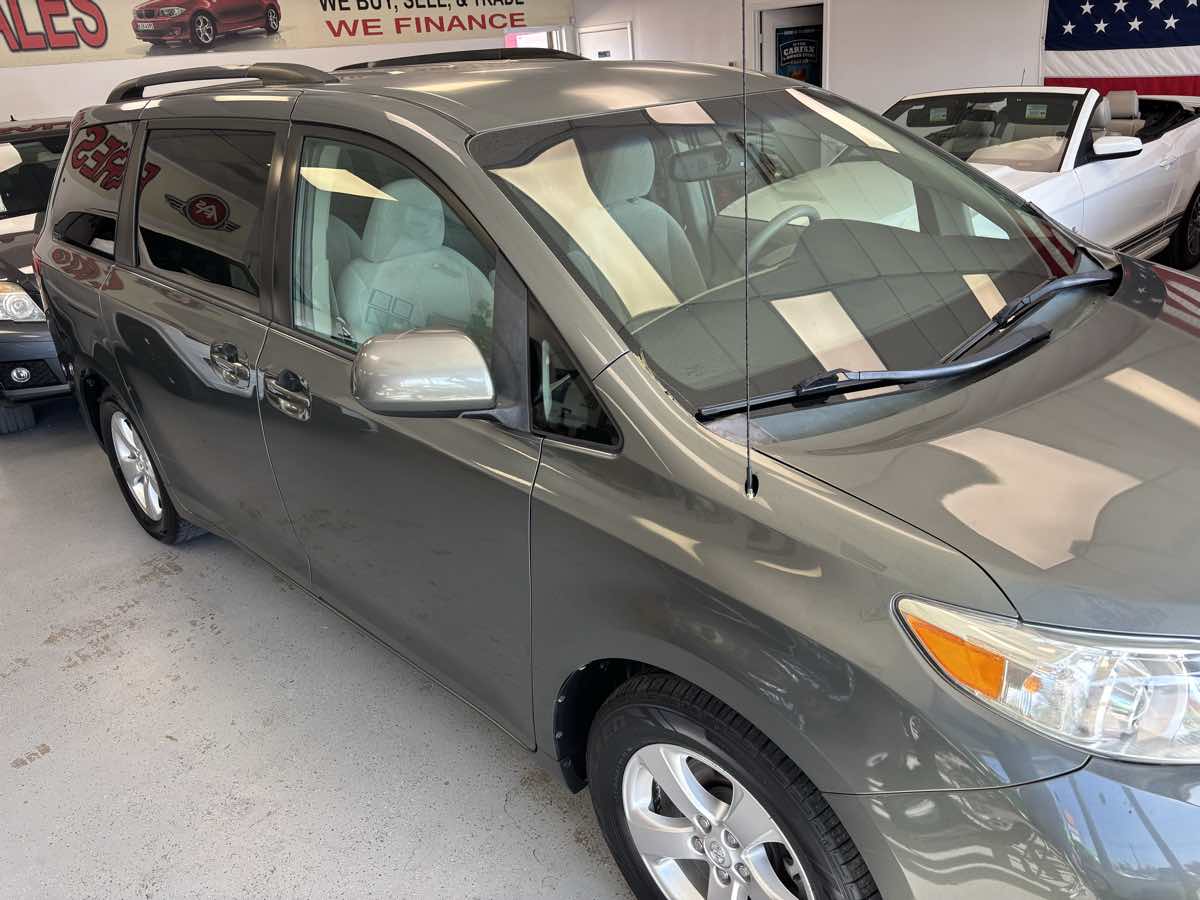 2013 Toyota Sienna LE photo 4