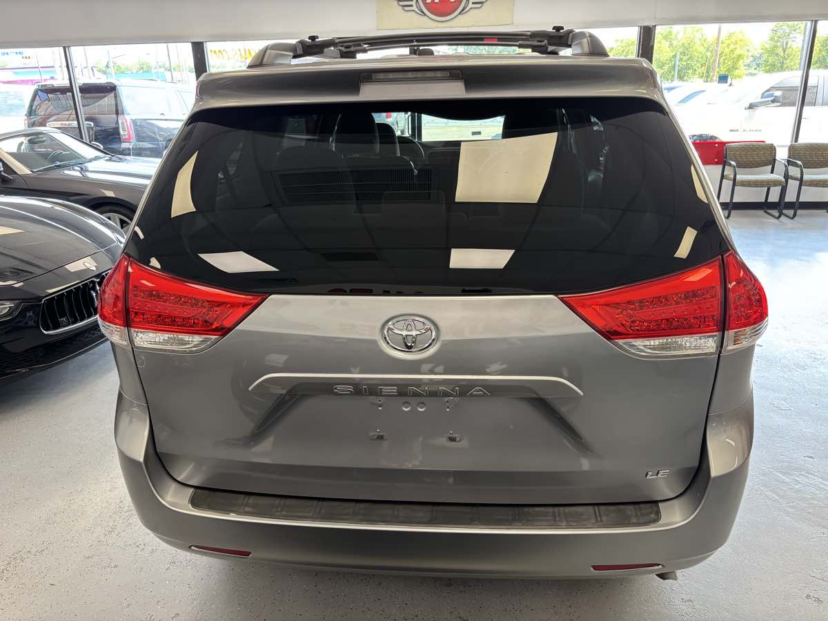 Toyota Sienna photo 2