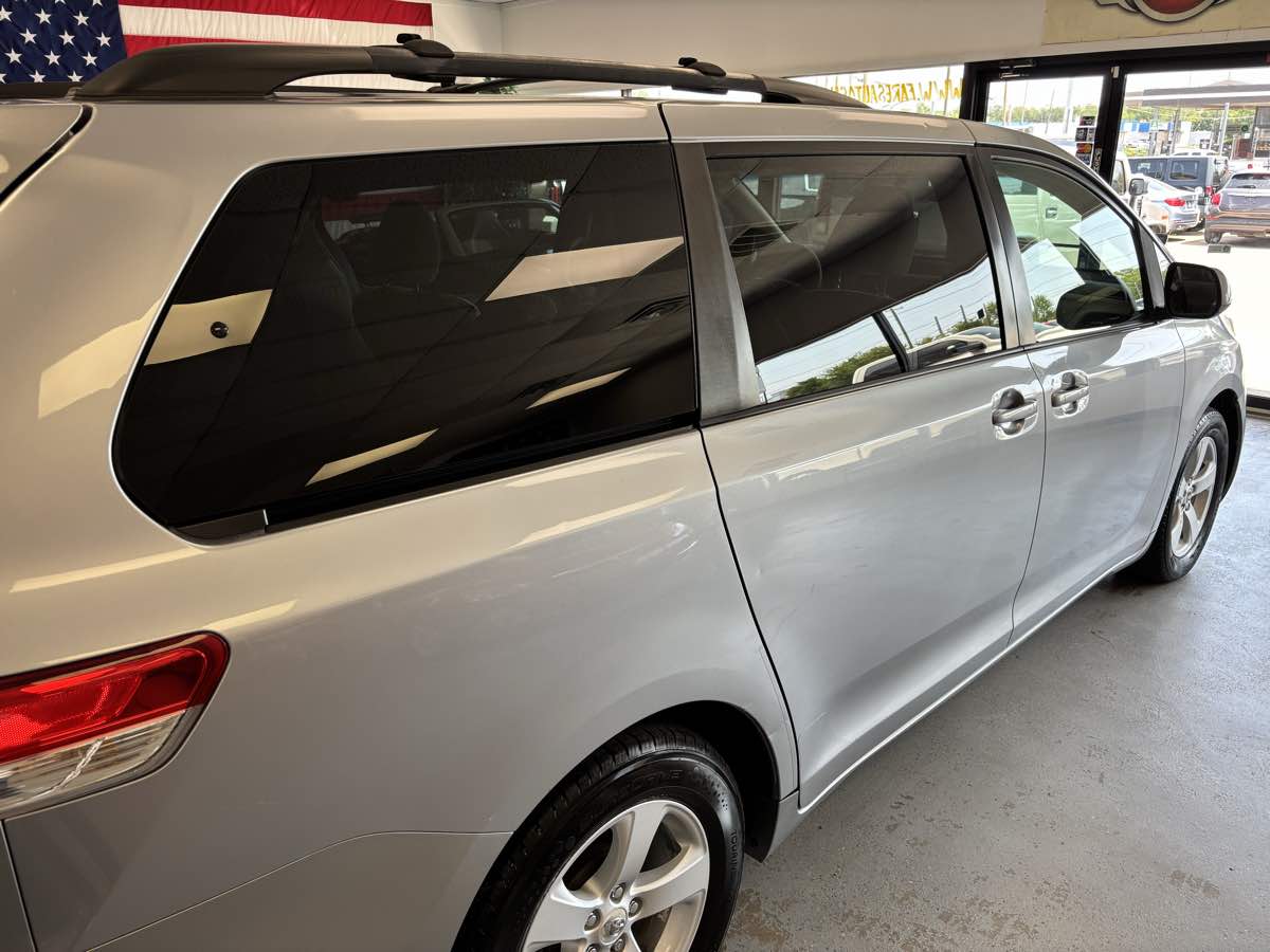 Toyota Sienna photo 6