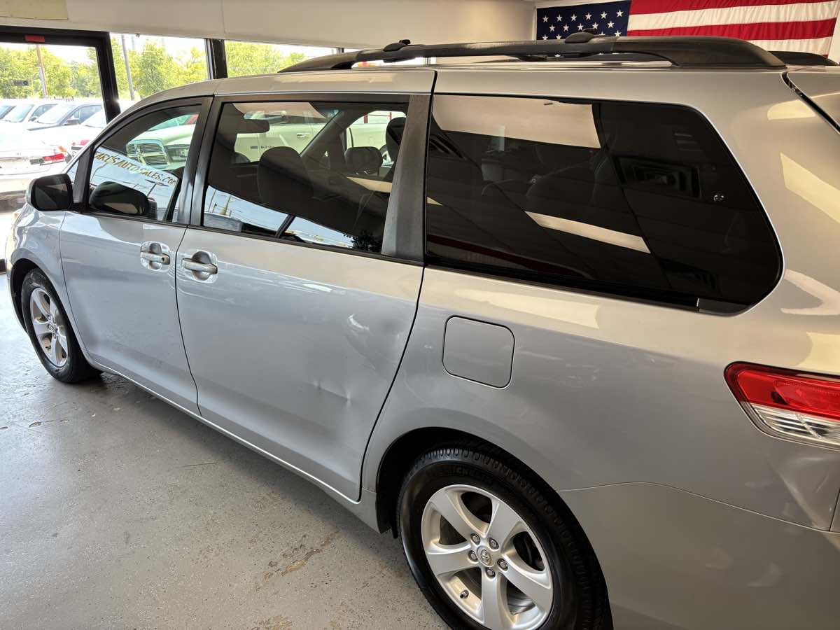 Toyota Sienna photo 5