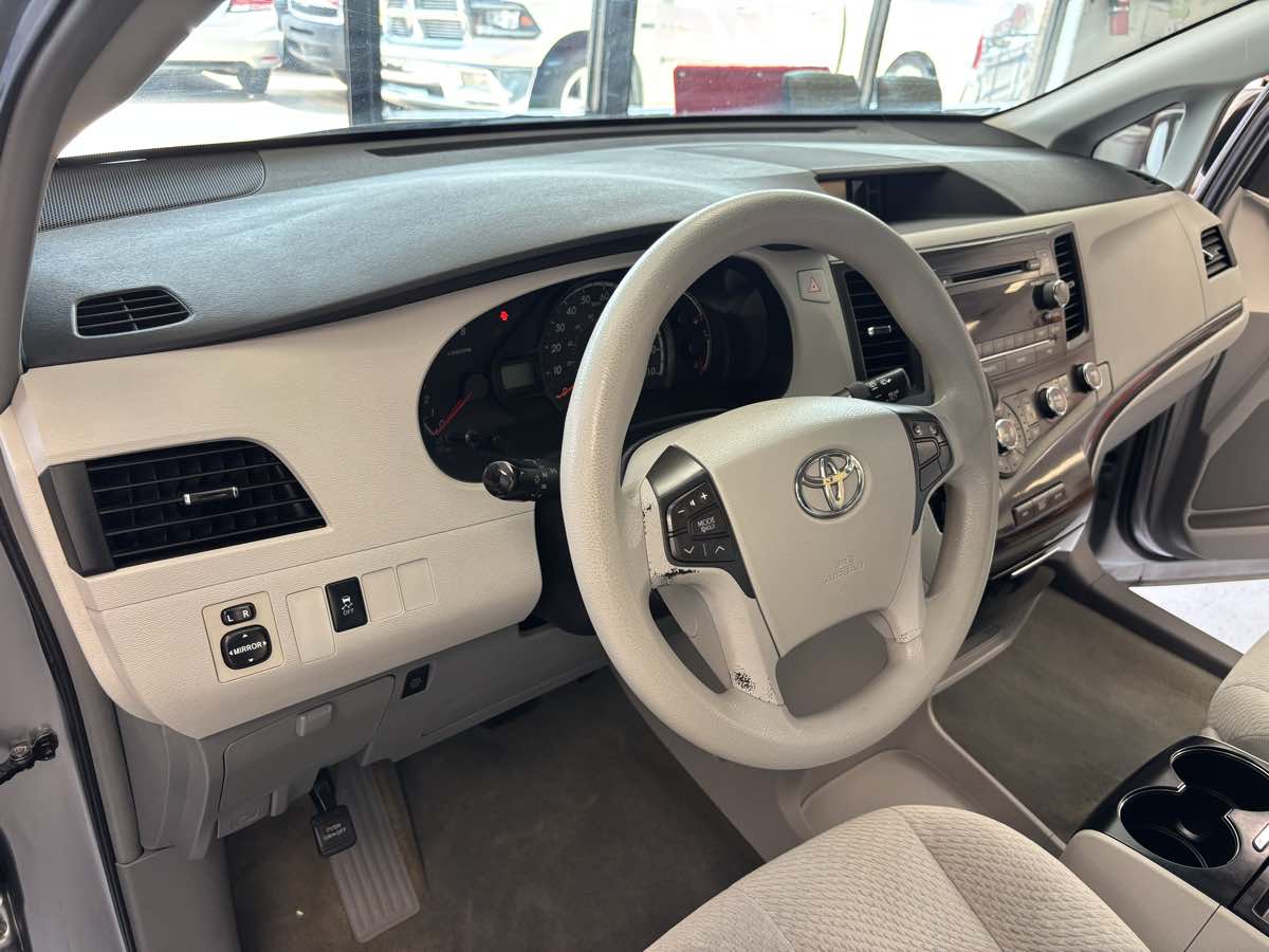 Toyota Sienna photo 9