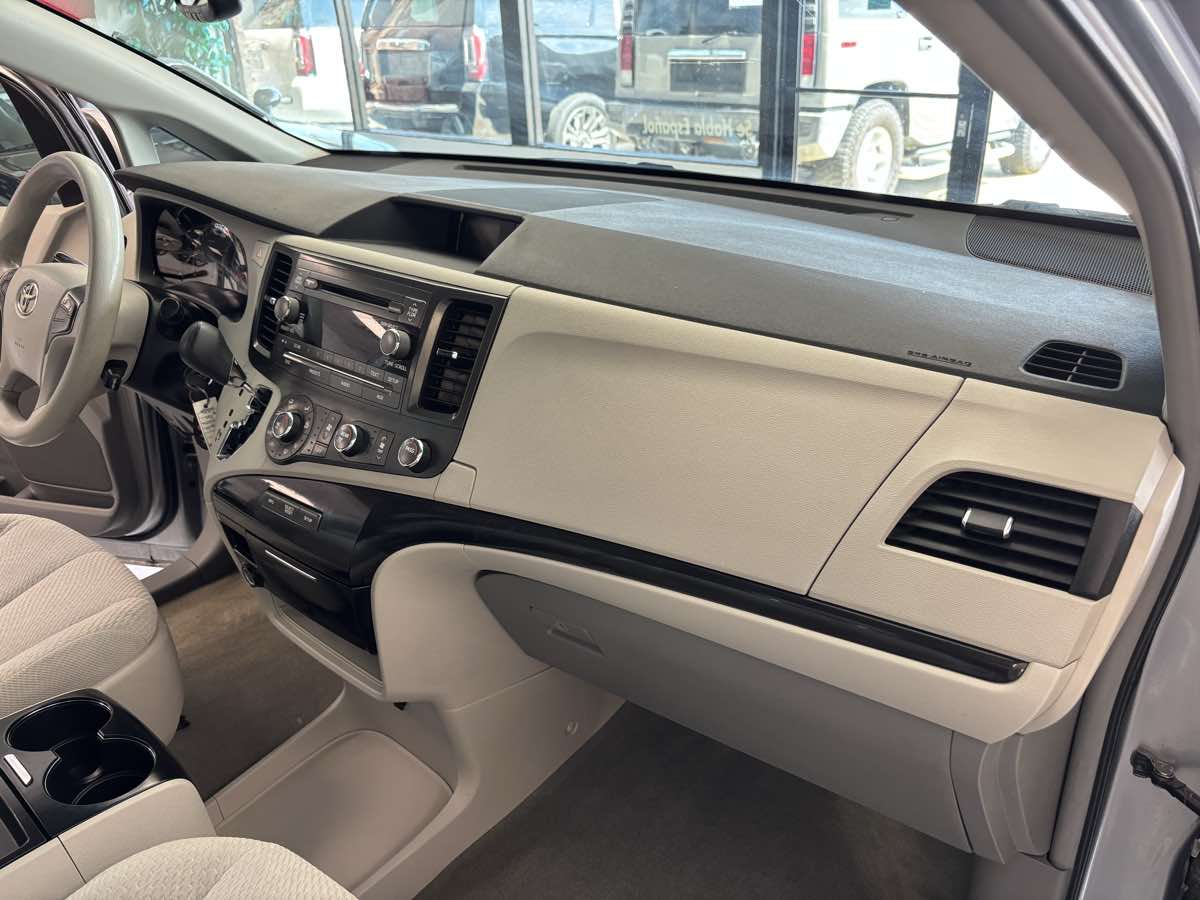 Toyota Sienna photo 10