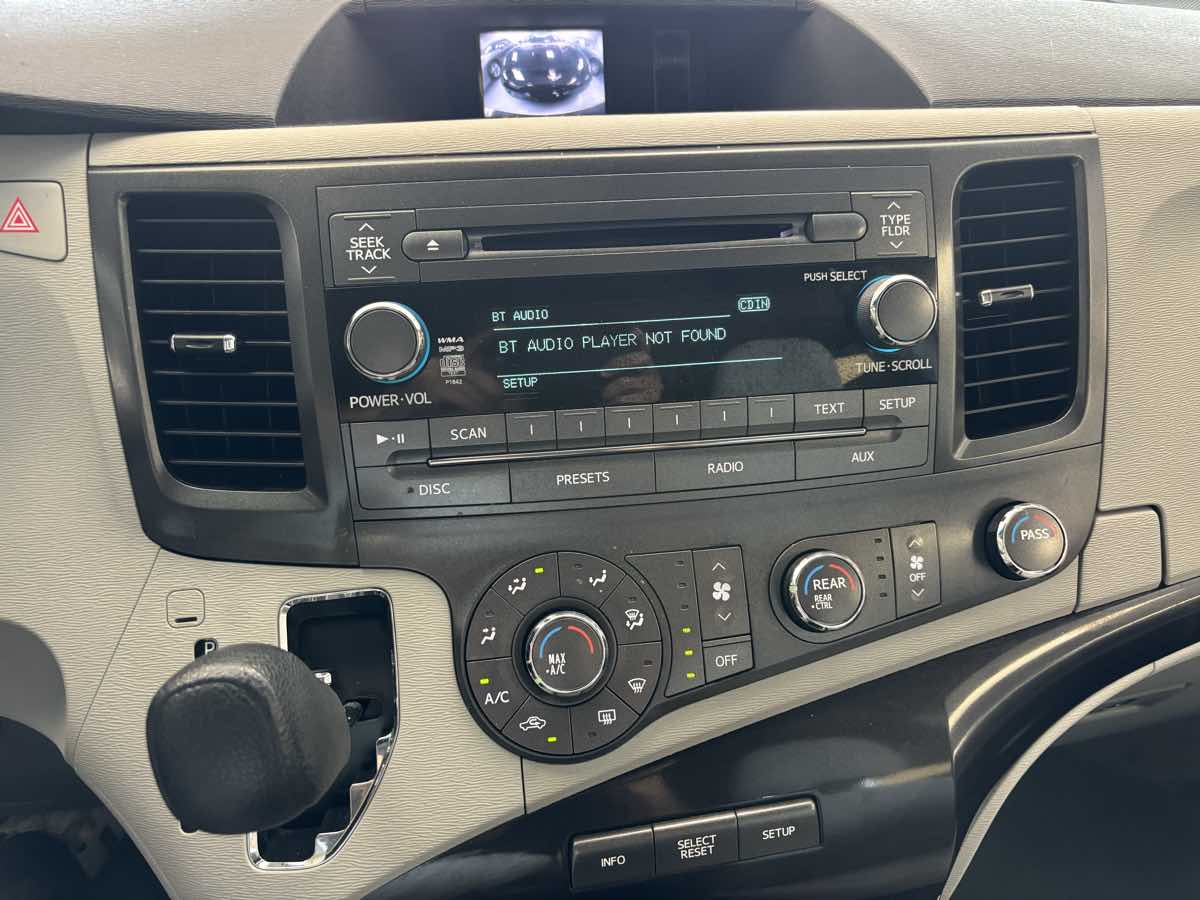 Toyota Sienna photo 13