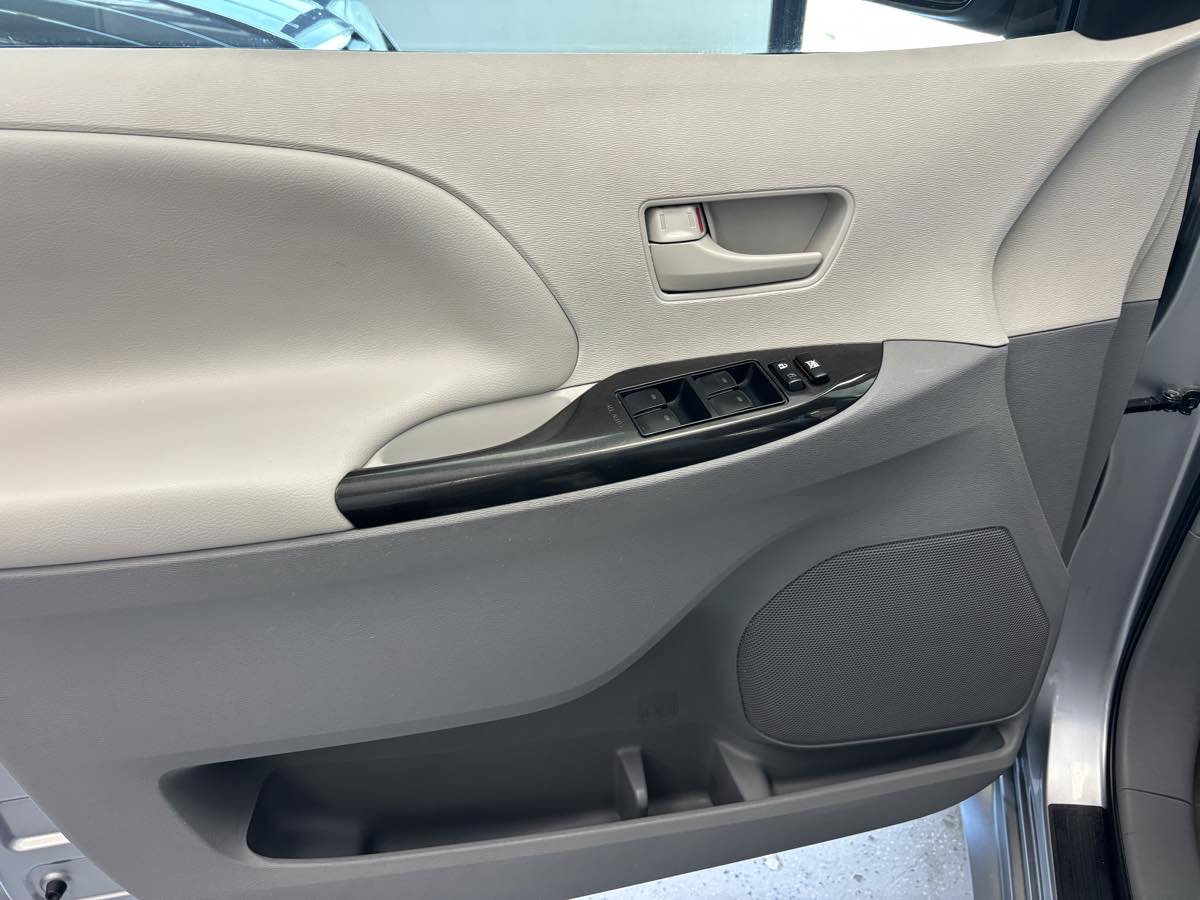 Toyota Sienna photo 14