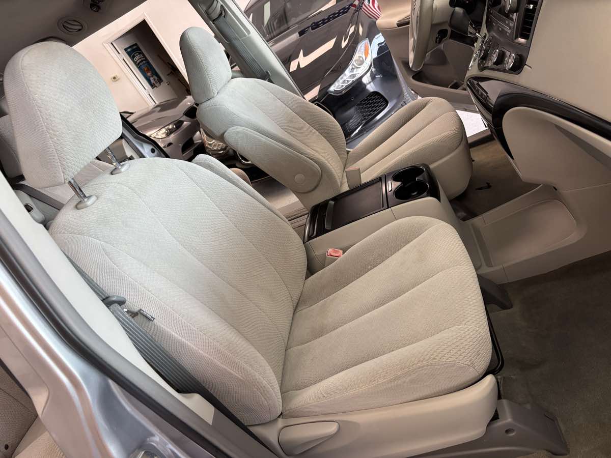 Toyota Sienna photo 17