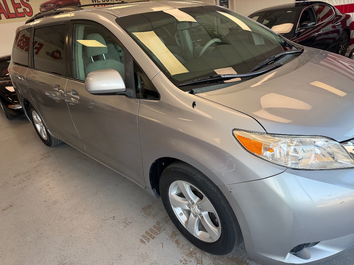 Toyota Sienna photo 3