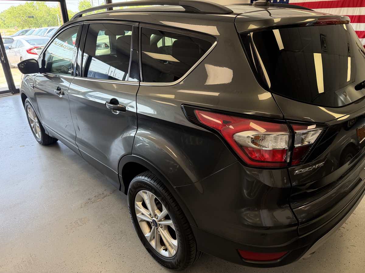 Ford Escape photo 3