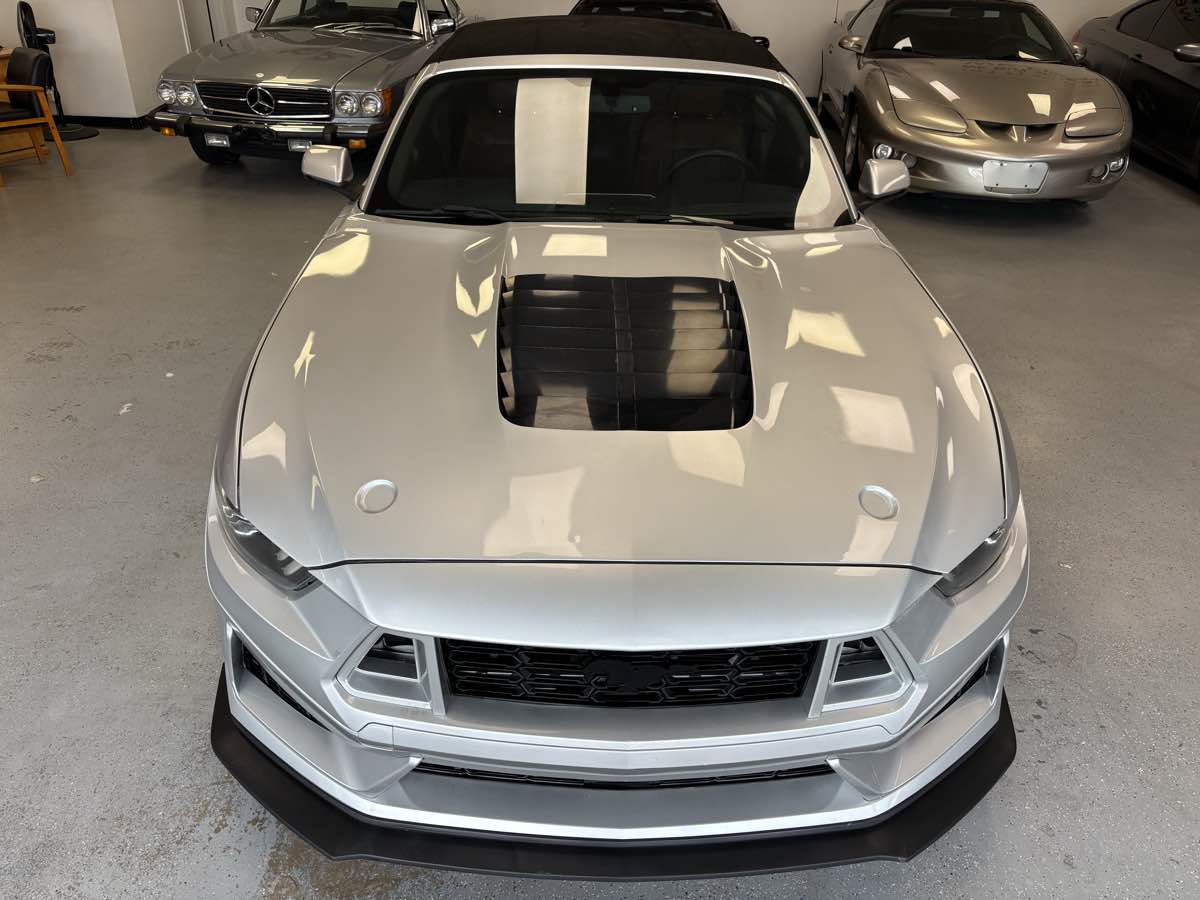 Ford Mustang photo 2