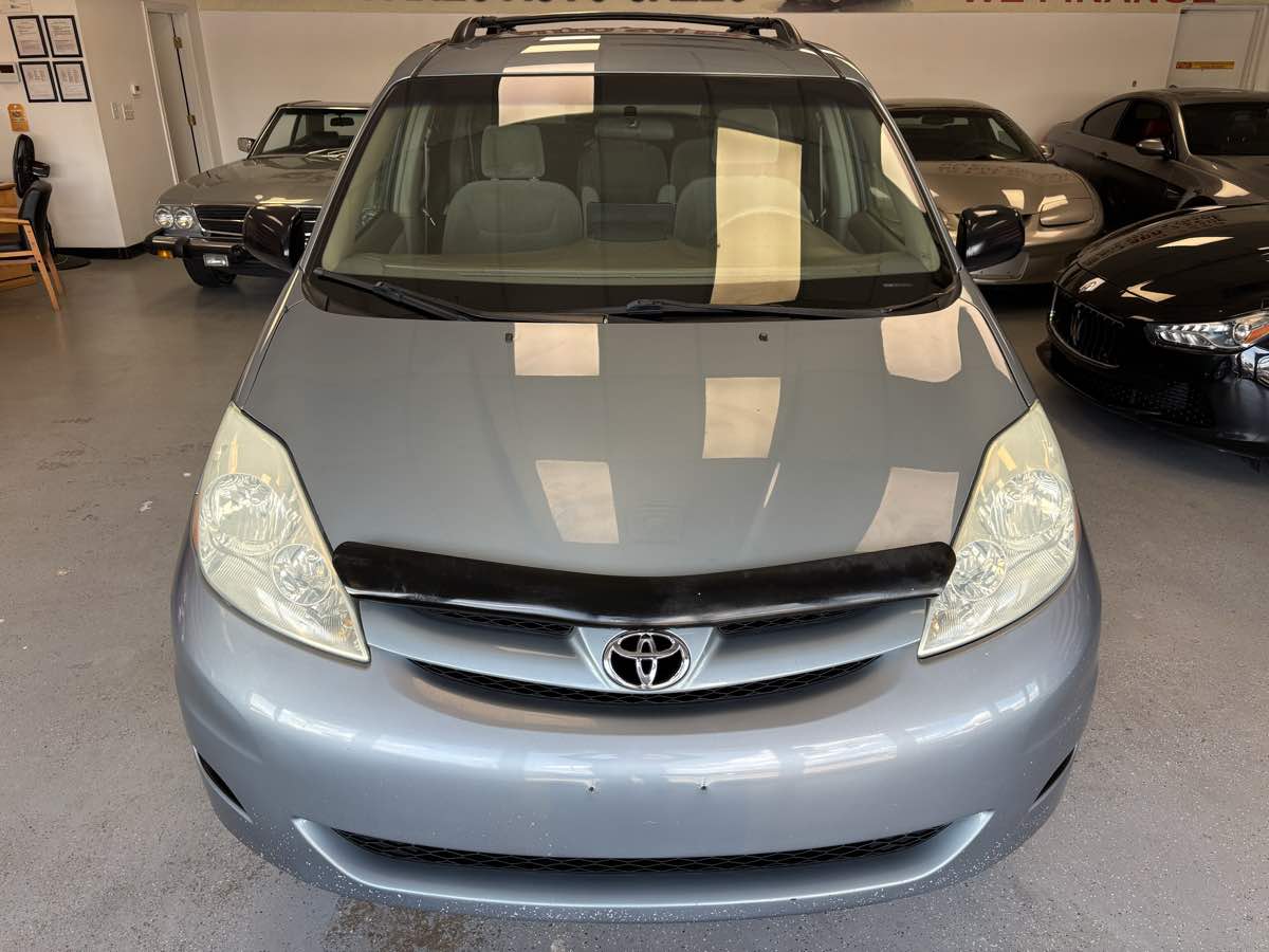 Toyota Sienna photo 2