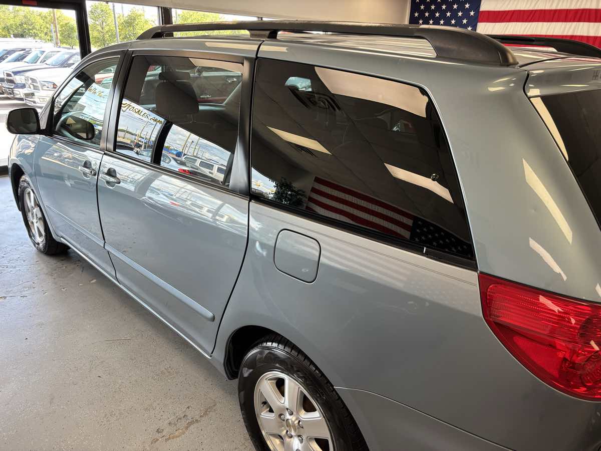 Toyota Sienna photo 11