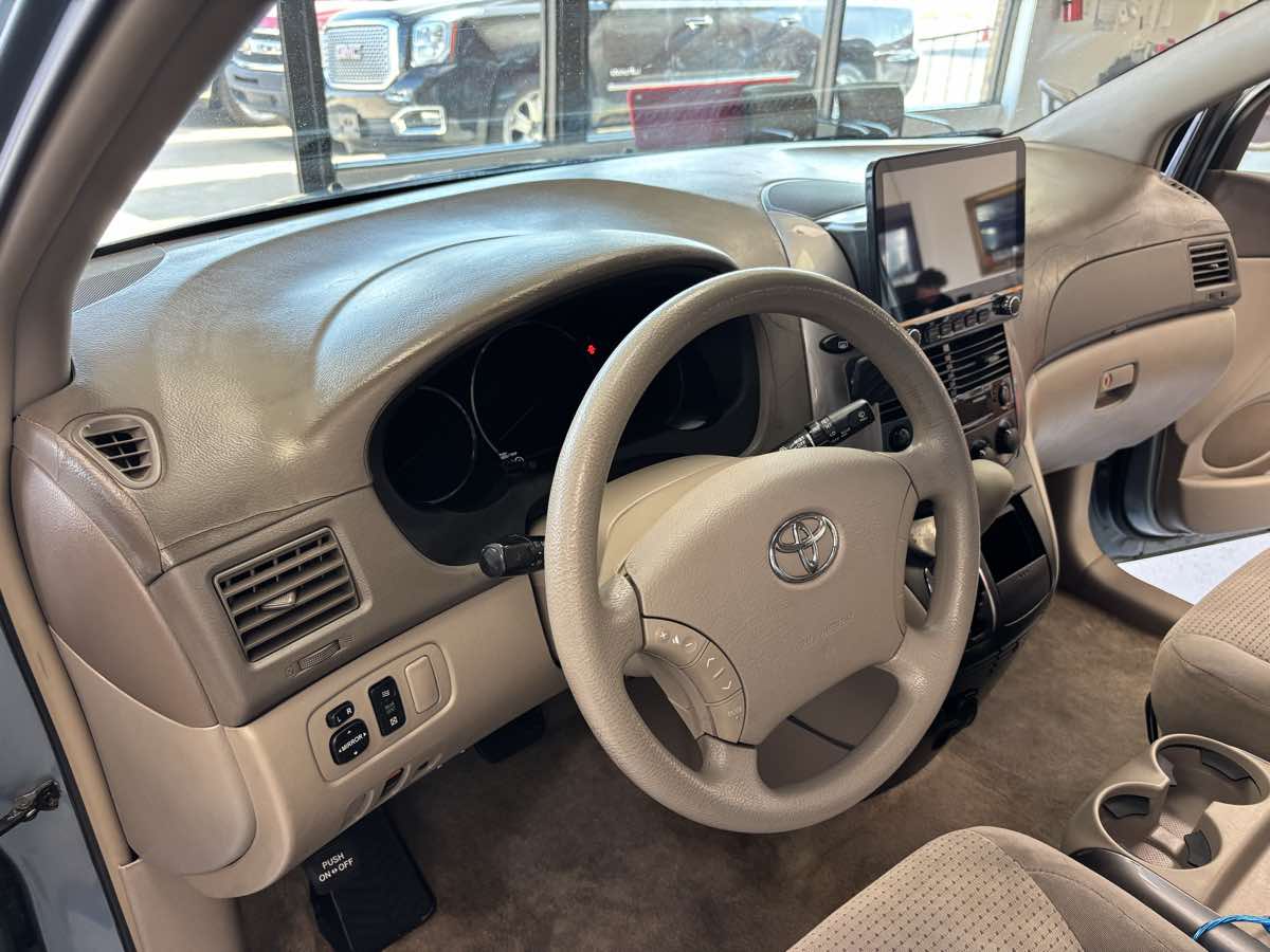 Toyota Sienna photo 14
