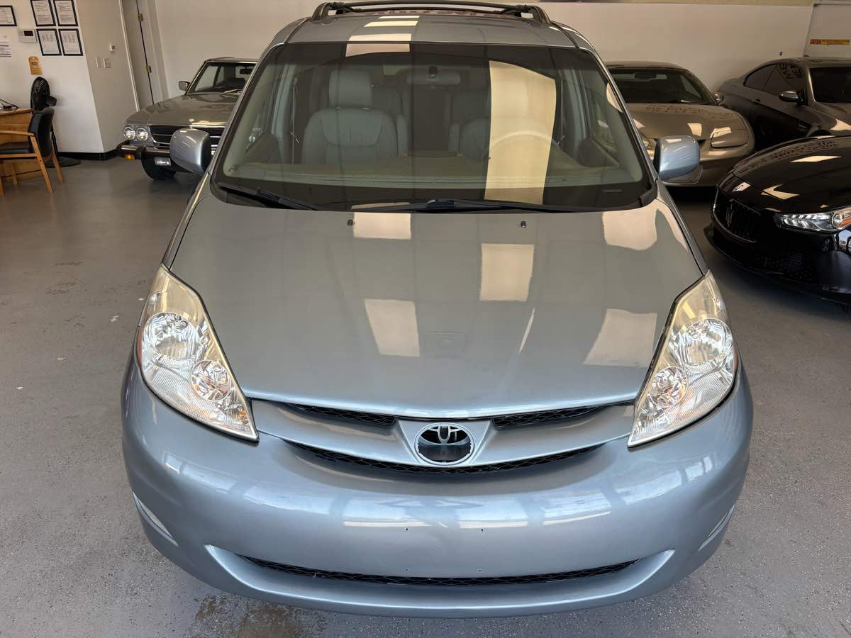 Toyota Sienna photo 2