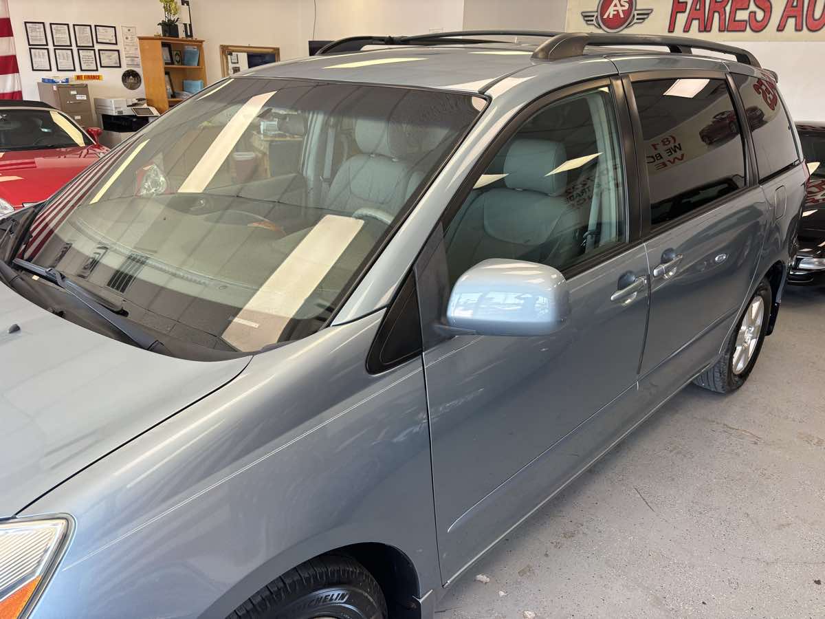 Toyota Sienna photo 3