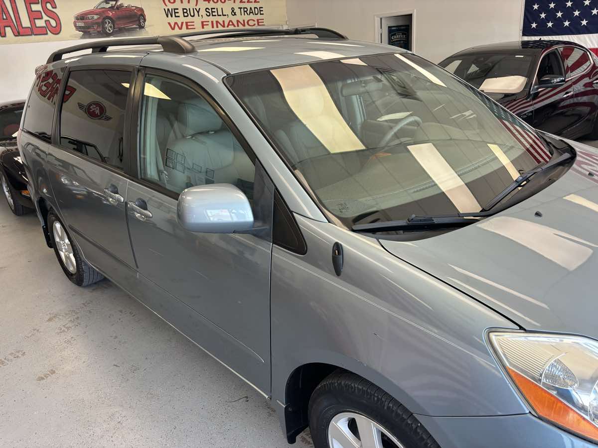Toyota Sienna photo 4