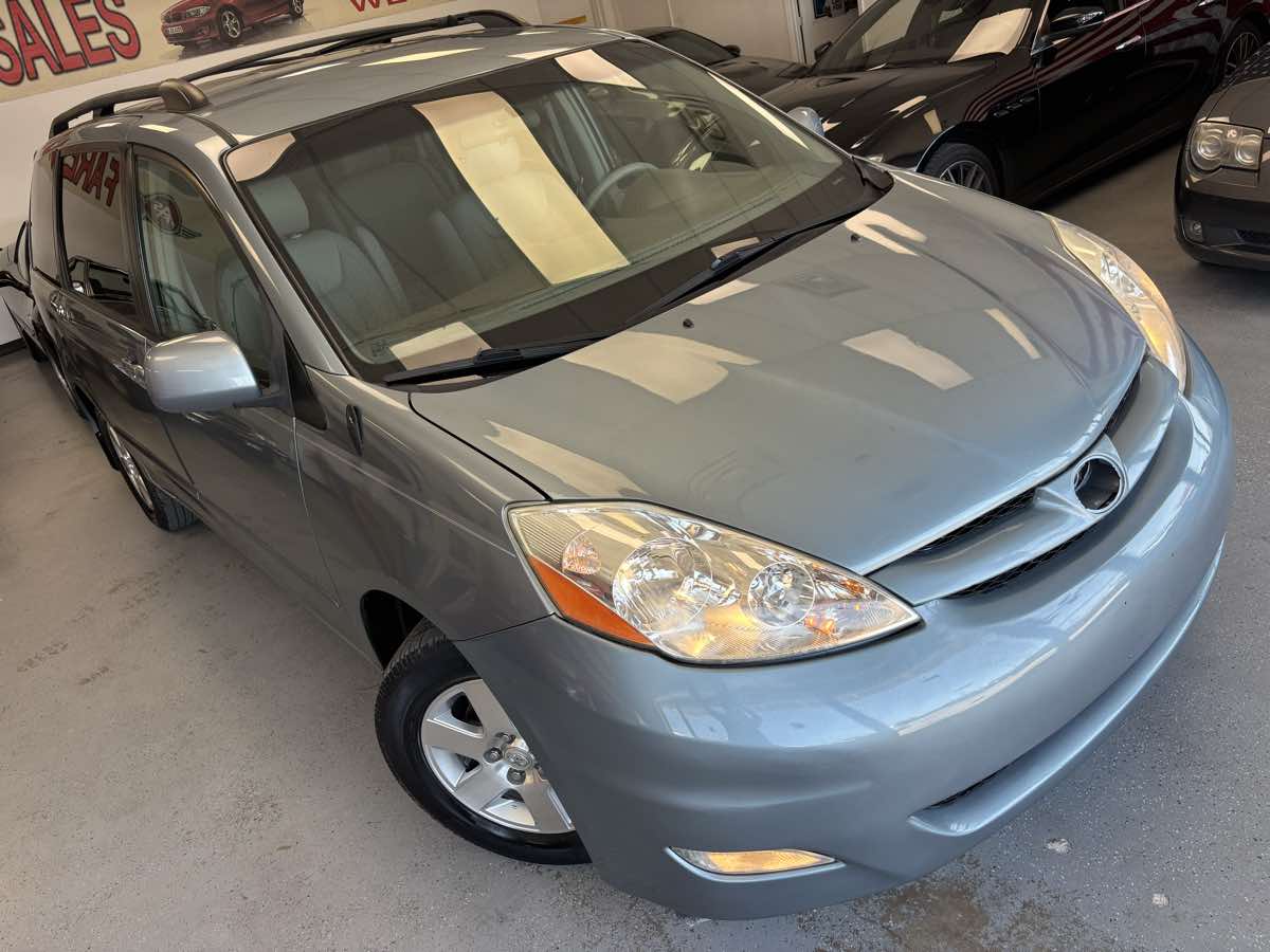 Toyota Sienna photo 8