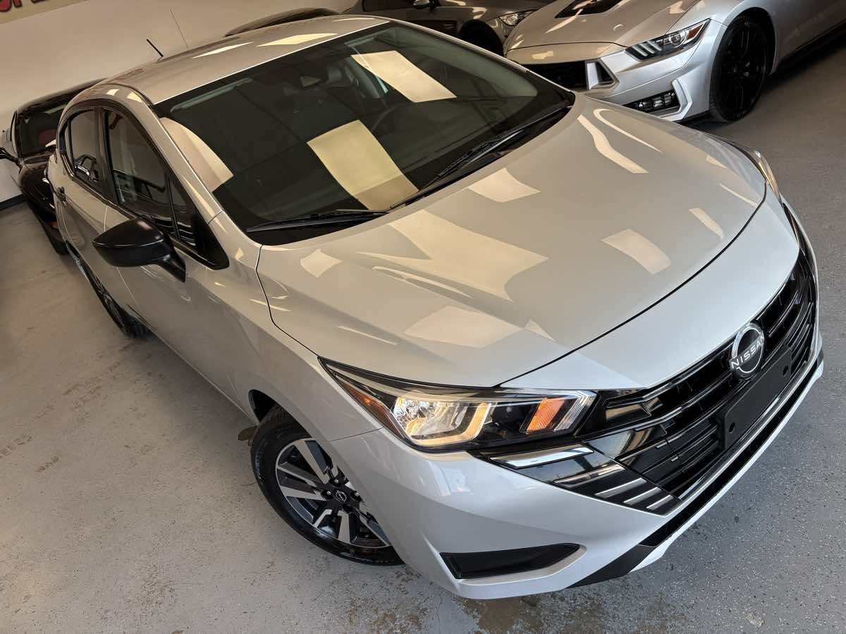 Nissan Versa photo 8
