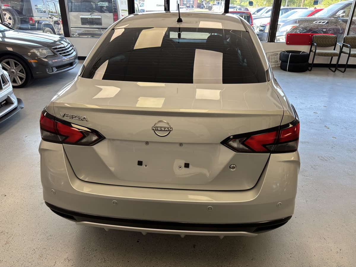 Nissan Versa photo 10