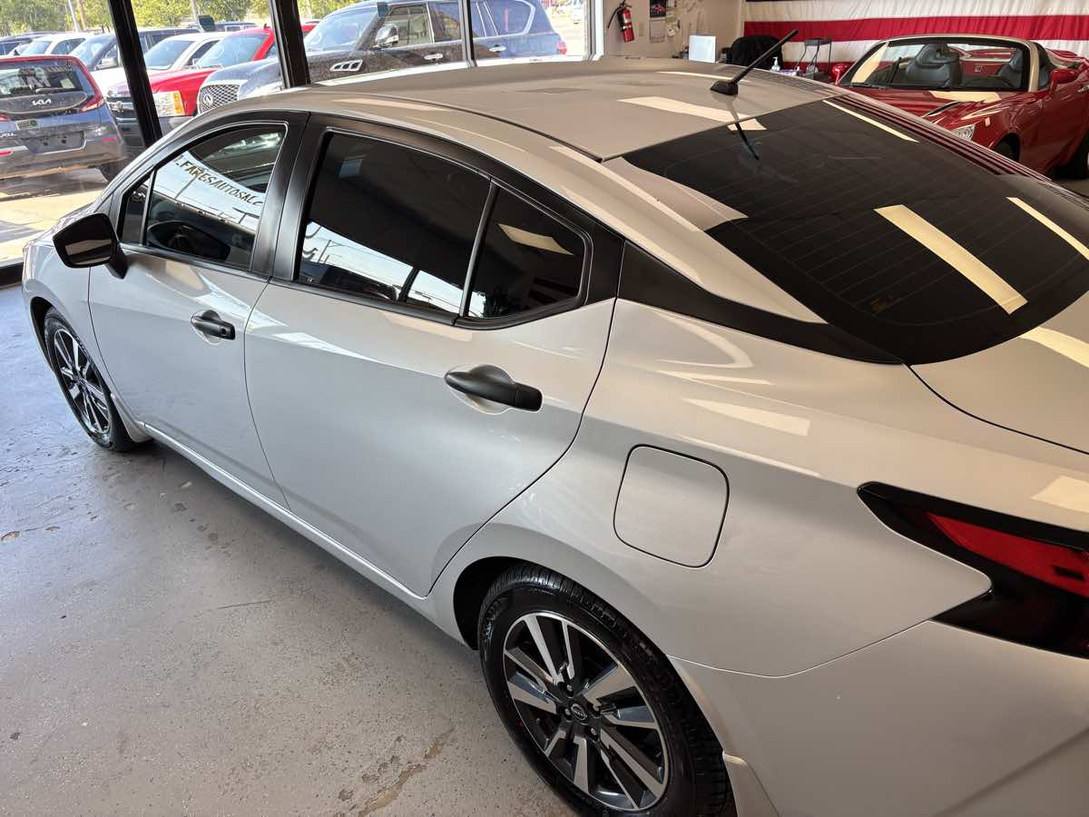 Nissan Versa photo 11