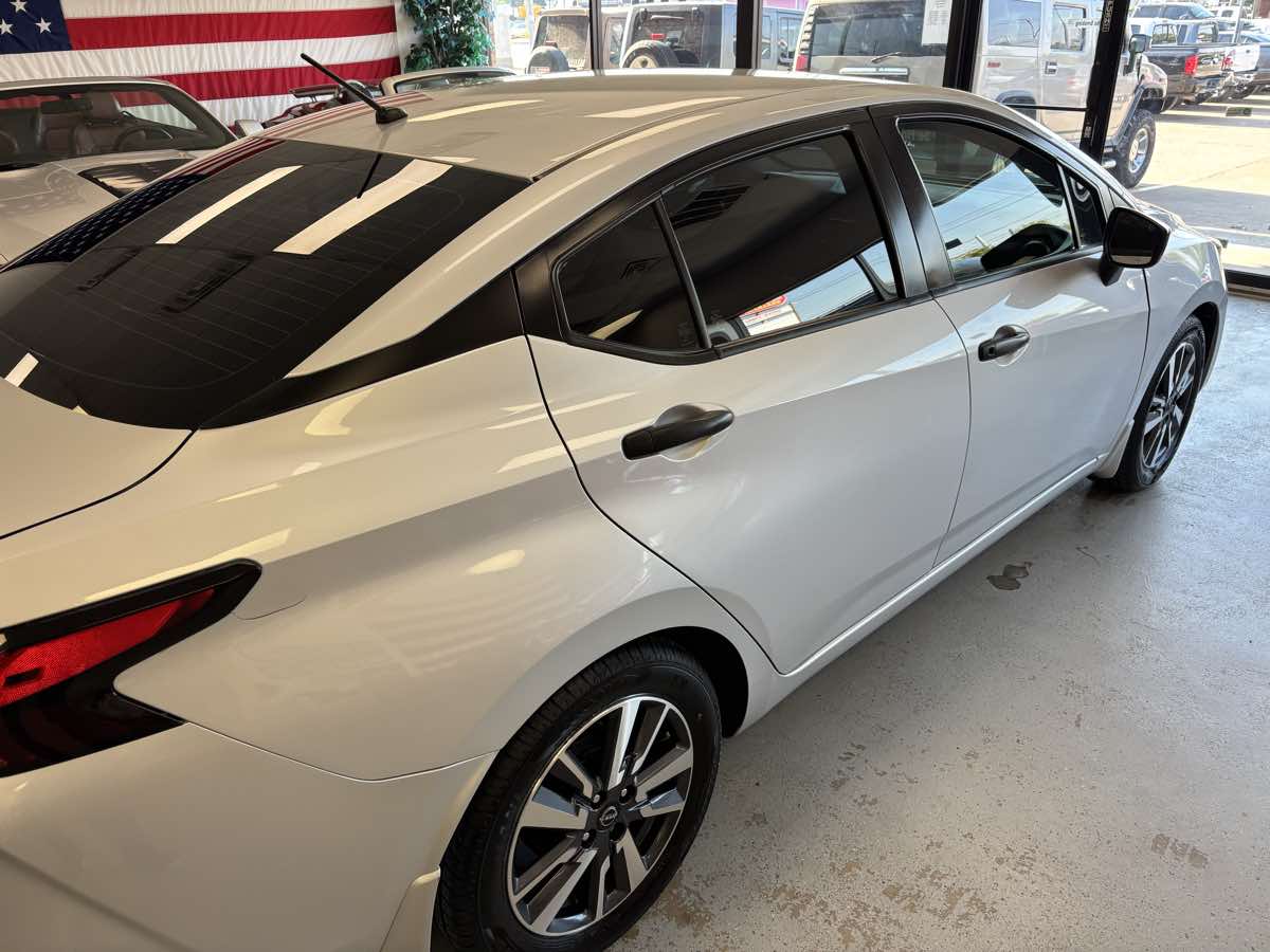 Nissan Versa photo 12