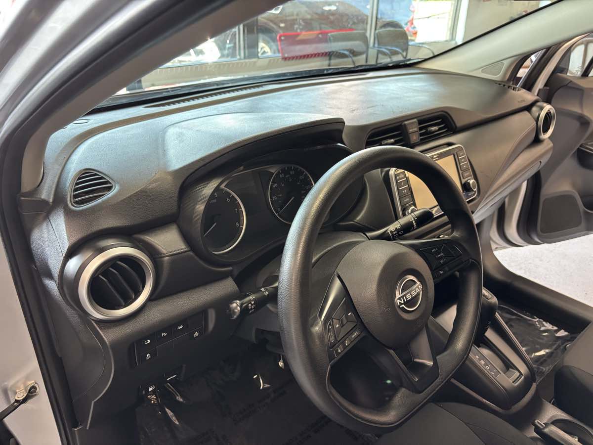 Nissan Versa photo 13