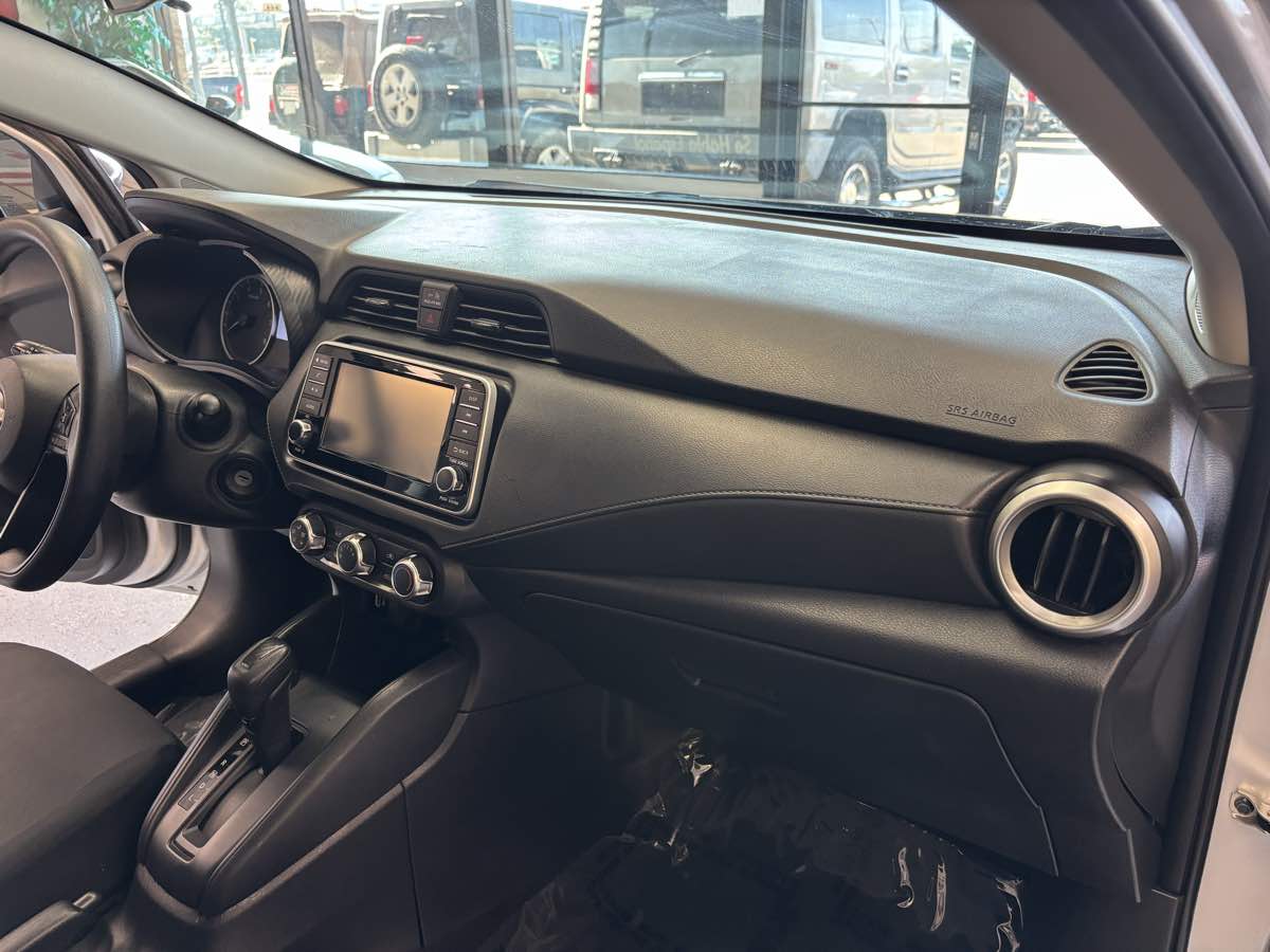 Nissan Versa photo 14