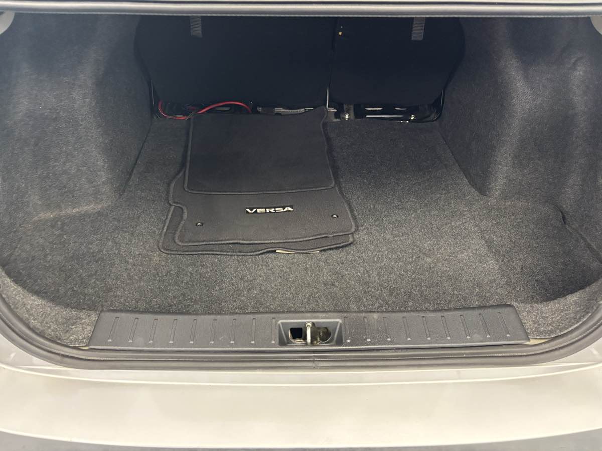 Nissan Versa photo 24
