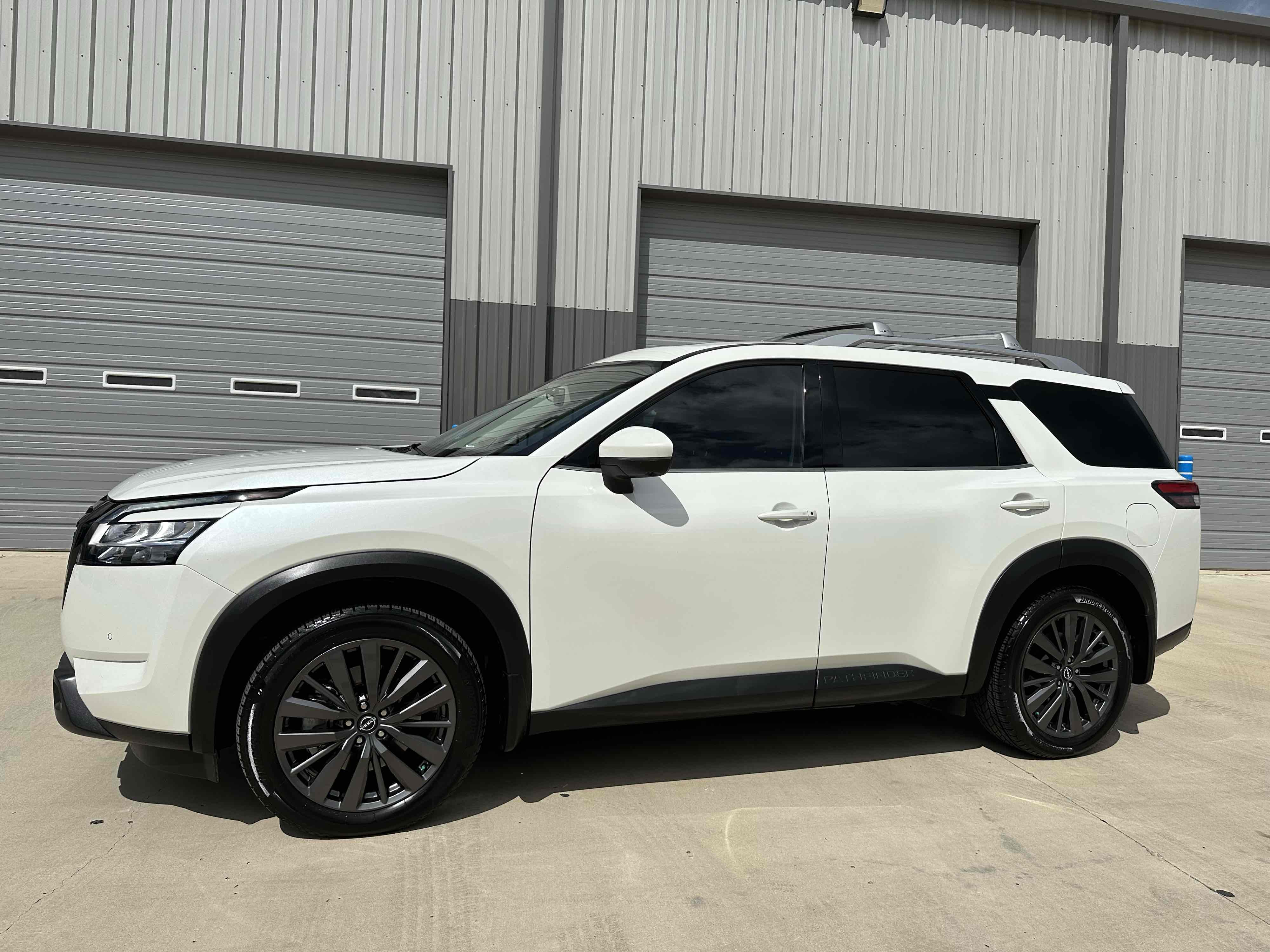 2022 Nissan Pathfinder SL photo 3