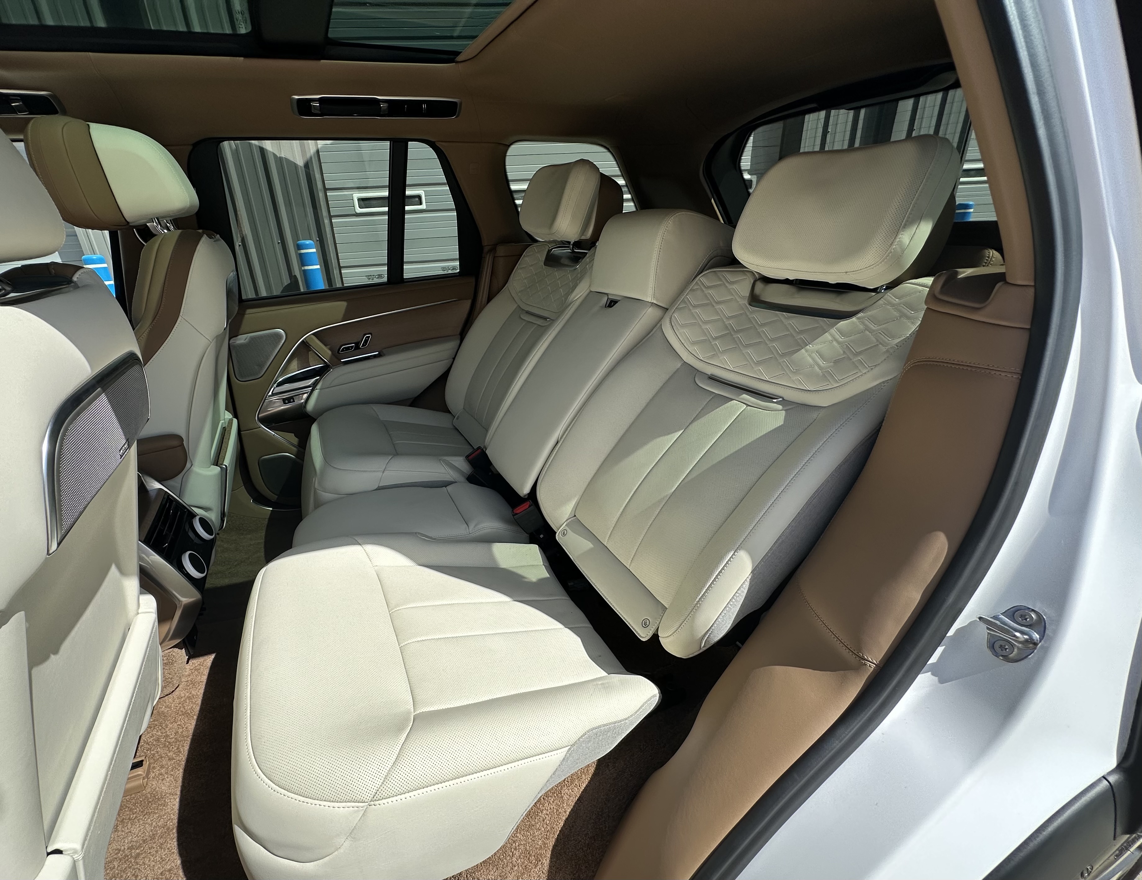 2024 Land Rover Range Rover SV - Photo 7
